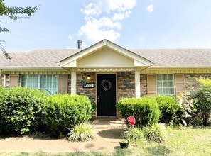 Building Photo - 310 Lexington Dr