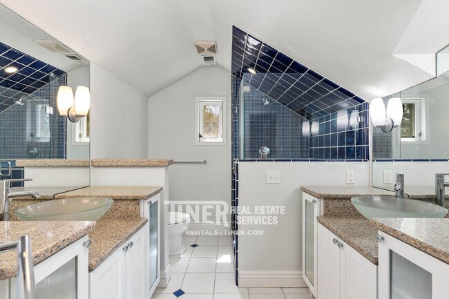 Building Photo - 842 42nd St