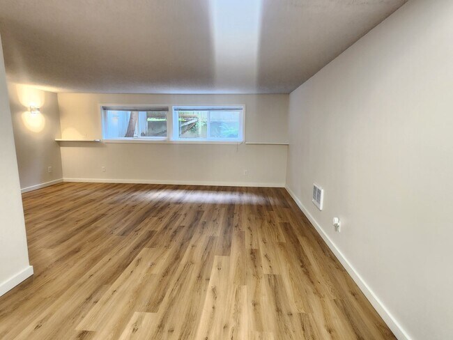 Building Photo - Spacious and Modern 1 Bedroom Located near...