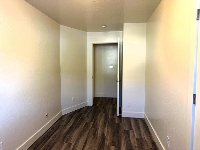 Building Photo - 580 S Center St