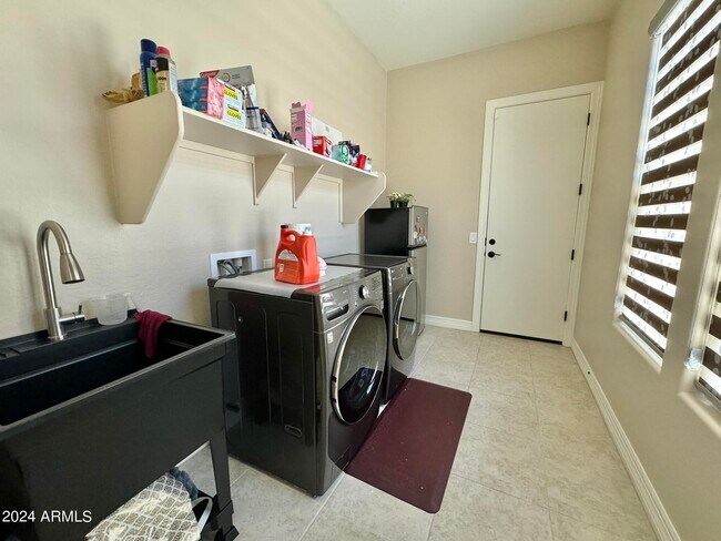Building Photo - 3453 E Aloe Dr