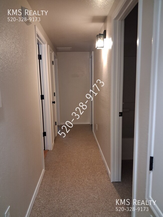 Building Photo - 2867 N Tolman Dr
