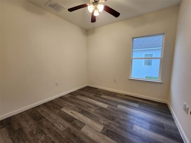 Building Photo - 6306 Red Oak Dr