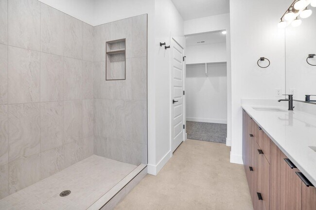 Building Photo - HURRICANE TOWNHOME - END UNIT