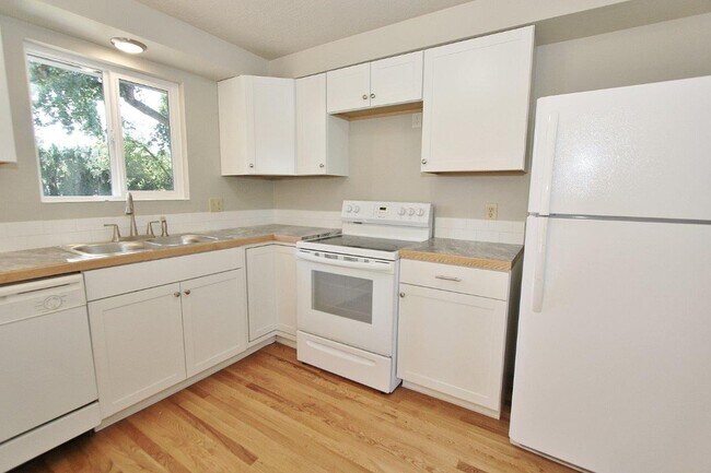 Building Photo - Spacious Home in Quiet Neighborhood