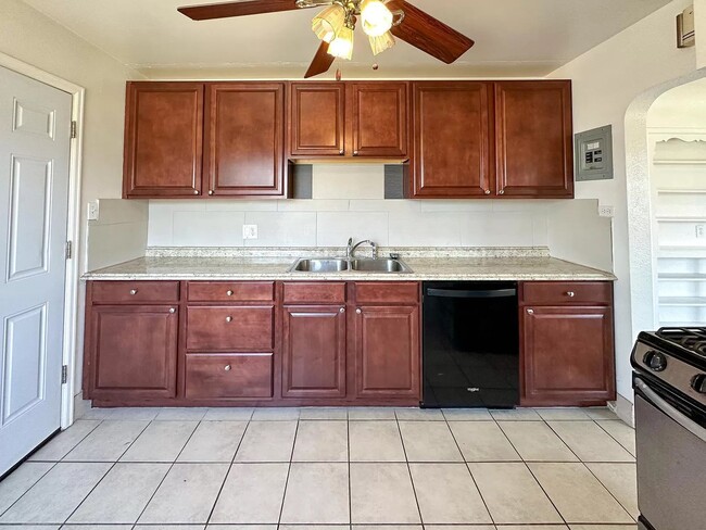 Building Photo - Great two bed / one bath in south Denver f...