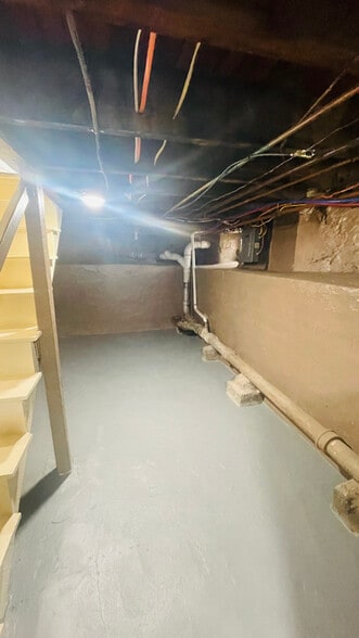 Building Photo - 825 Maple Ave