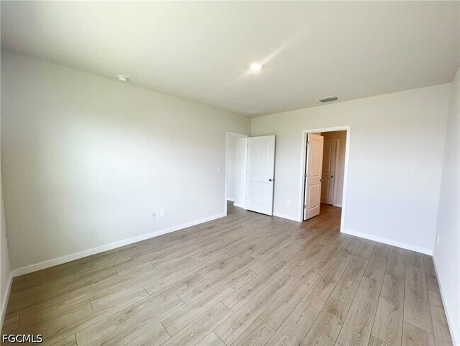 Building Photo - 1321 NE 9th St