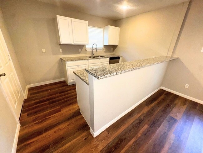 Building Photo - 723 Cherry Valley Dr