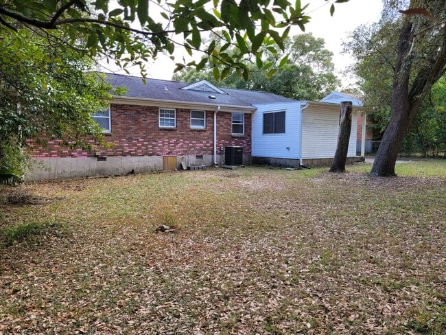 Building Photo - Gorgeous Fully Furnished 3 Bed/2 Bath Home...