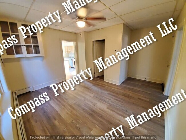 Building Photo - $1595 - 4 Bed, 1.5 Bath Half Double Home -...