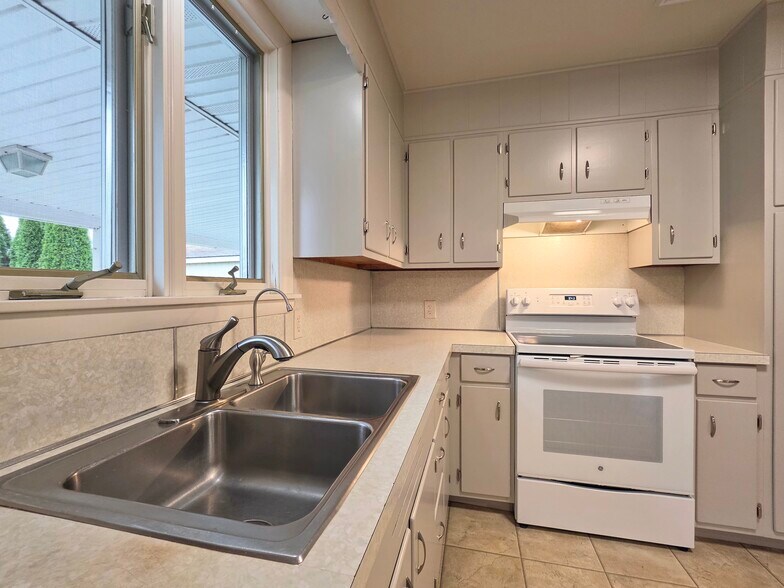 Building Photo - 2 Colonial Ave