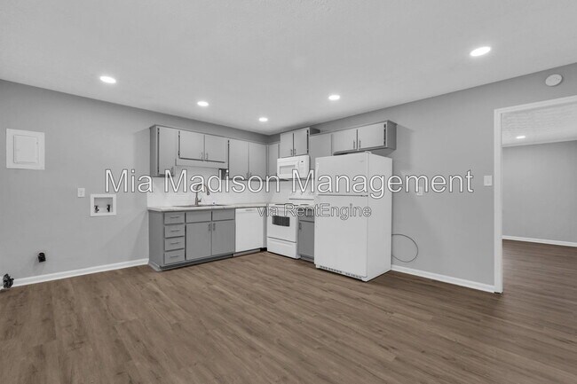 Building Photo - 111 E Mell St
