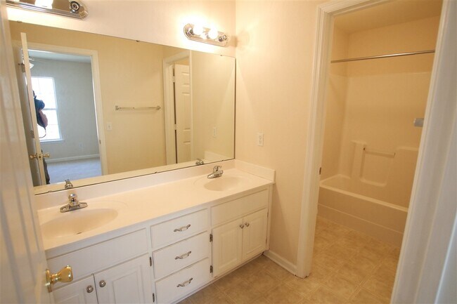 Building Photo - 2267 Pine Landing Ct