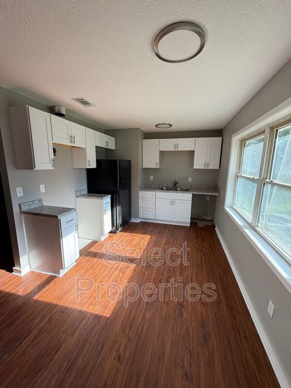 Building Photo - 722 Kitchen St
