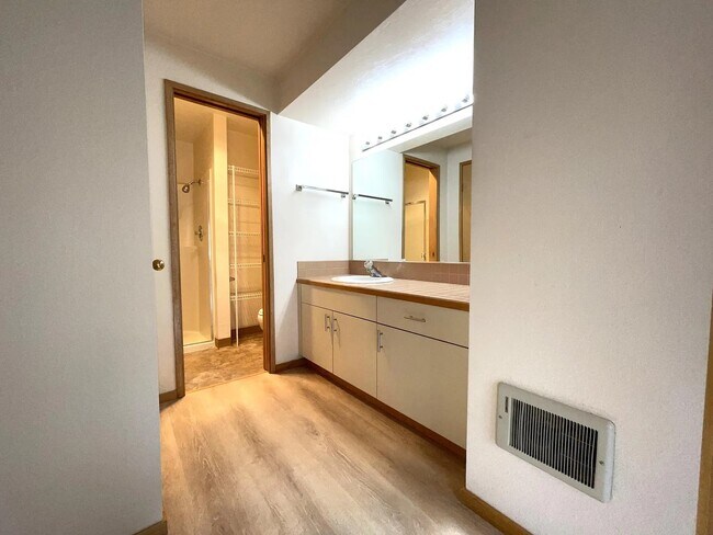 Building Photo - 3433 McNary Pky