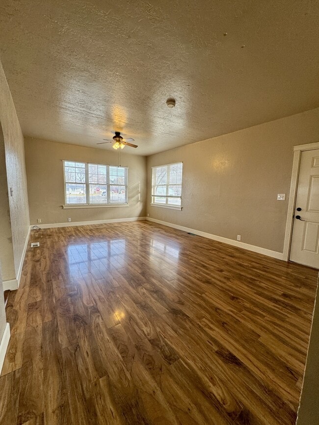 Building Photo - 560 E 6th N