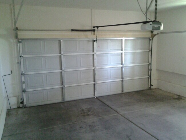 Building Photo - "Spacious 3-Bed Oasis with 2 Full Baths in Vibrant Las Vegas – 1,454 Sq Ft of Comfort!"