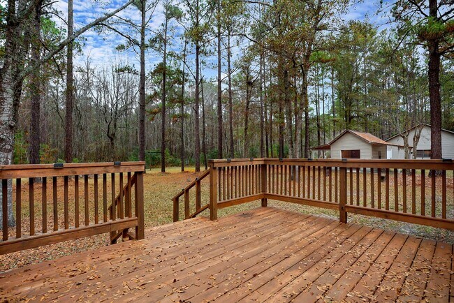 Building Photo - 3 bedroom 2.5 bath home