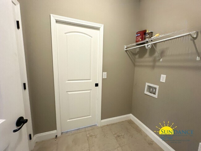 Building Photo - 438 Bay Oaks Dr