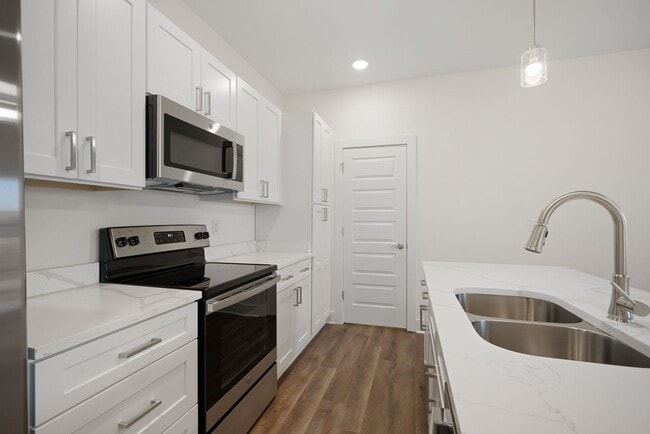 Building Photo - The Chateau at Been Road Villas 3 Bed, 2.5 Bath