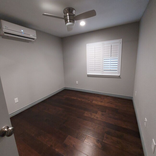 Building Photo - Charming 2bedroom, 2bath home, Like New near Land Park Area and City College.