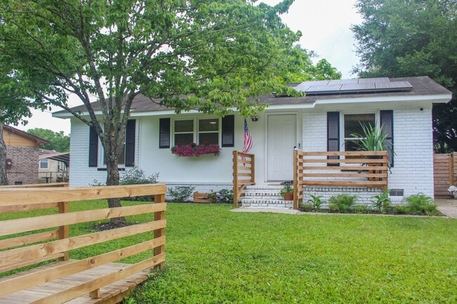 Building Photo - Renovated 3-Bedroom Single-Story Home with...