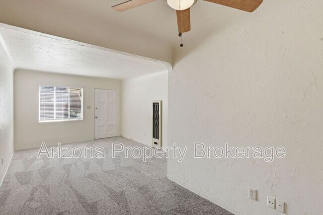 Building Photo - 1137 W Glenrosa Ave