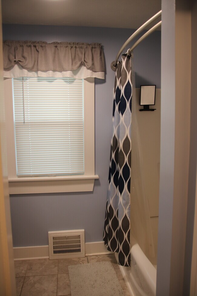 Building Photo - 2034 Warren Rd