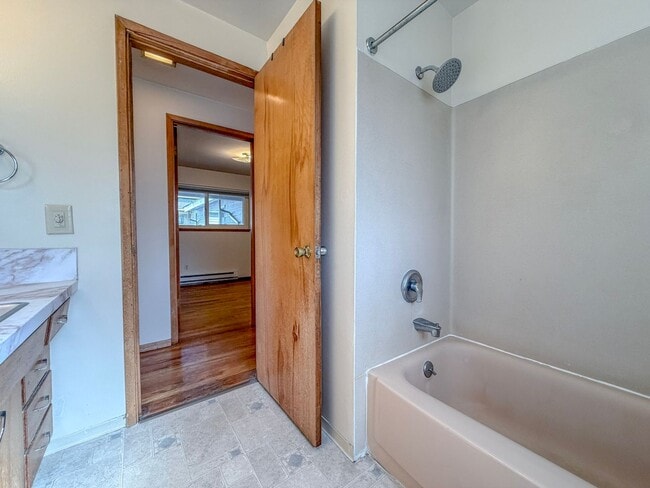 Building Photo - 3221340