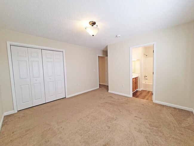 Building Photo - 807A Edgemont Terrace SW