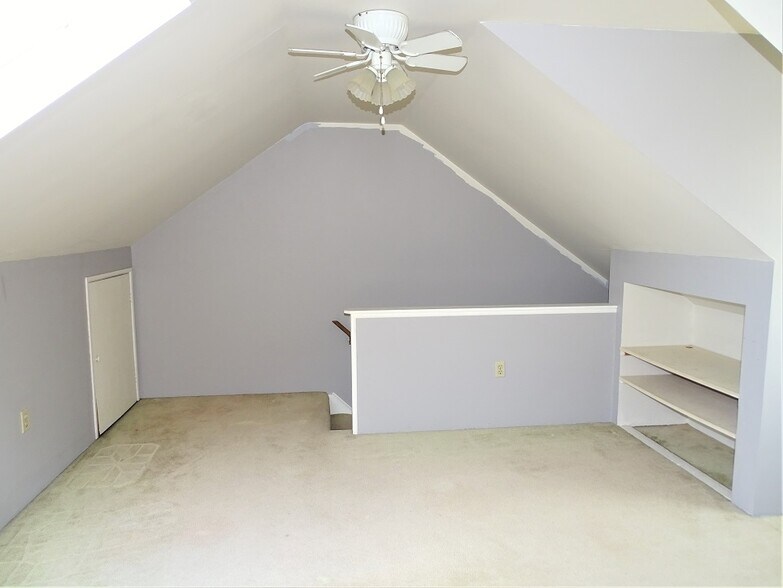 Building Photo - 137 Village Ct