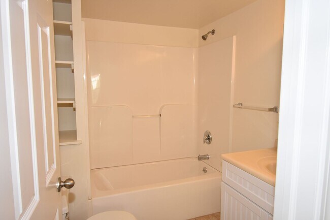 Building Photo - Spacious 3 bdrm house with 1.5 baths located in Seymour....
