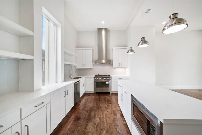 Building Photo - 1539 W 23rd St