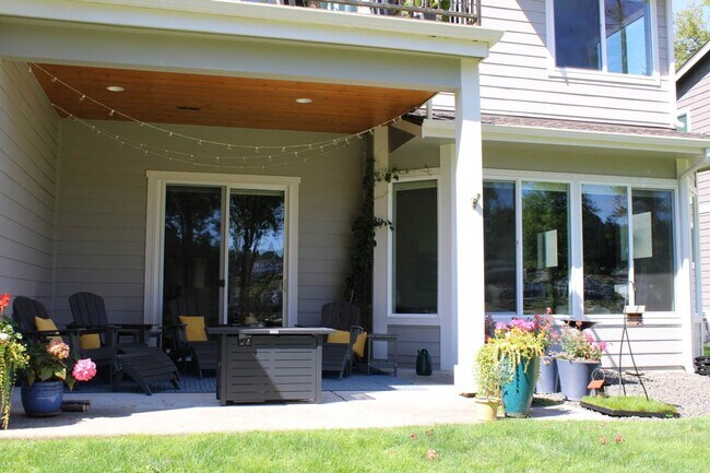 Building Photo - Beautiful Wollochet Bay 3-Bedroom Town Home