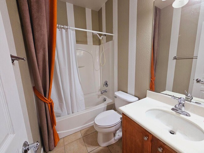 Building Photo - Modern Spacious Townhome in San Pablo