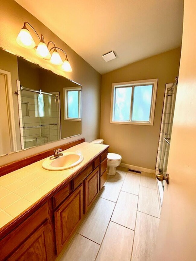 Building Photo - 4 Bedroom 2 bath Home in NW Boise