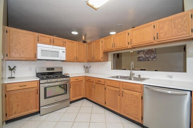 Building Photo - 226 W New Meadows Dr