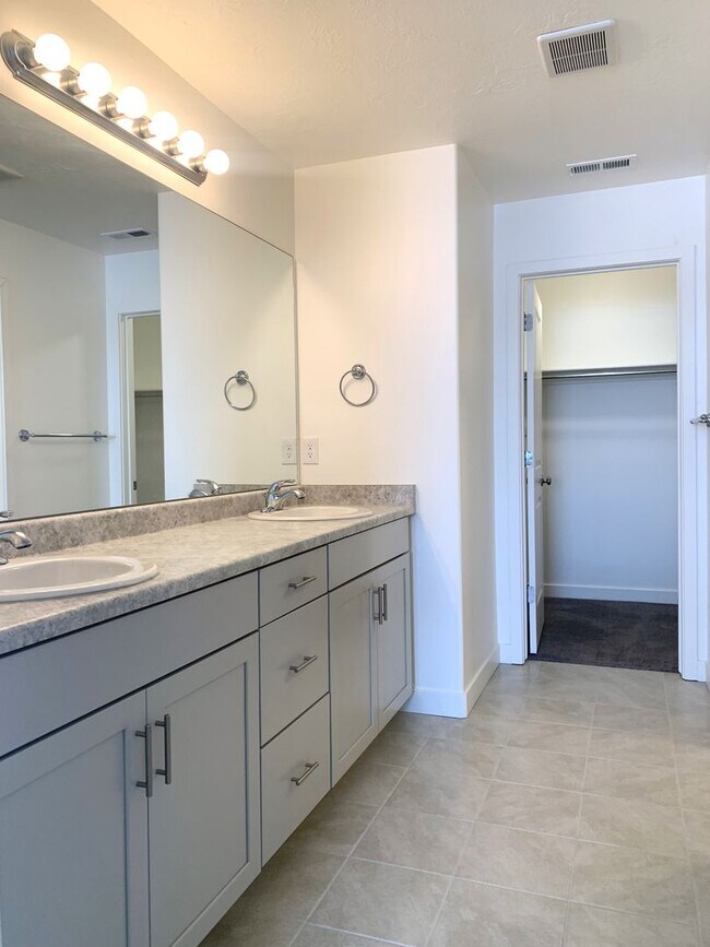 Building Photo - Move In & Get 2 Weeks Free! 3 Bed 2.5 Bath Townhome in West Haven