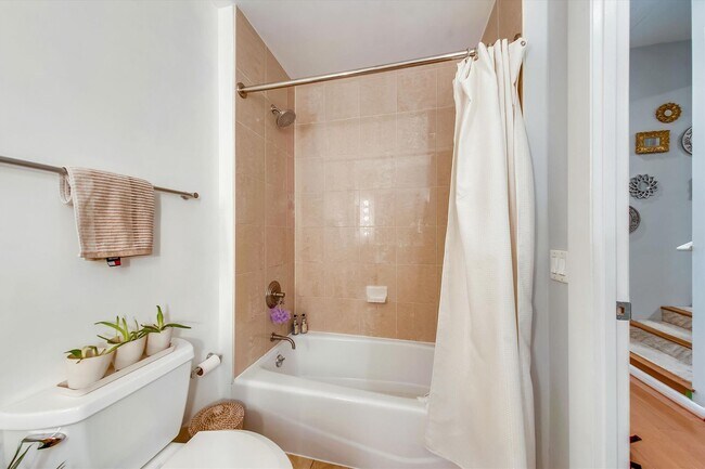 Building Photo - Great 3rd Floor 2BR/2BA Condo (with Parkin...