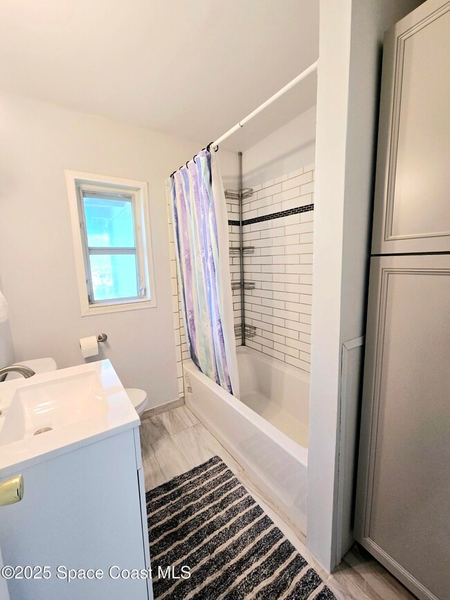 Building Photo - 484 Poinciana Dr