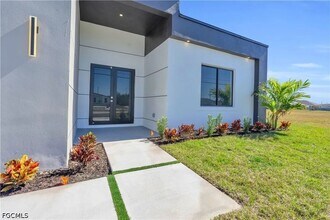Building Photo - 1021 Chiquita Blvd S