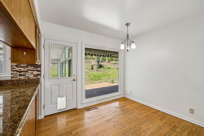 Building Photo - Experience the perfect blend of privacy and open space in this beautifully maintained 3-bedroom, ...