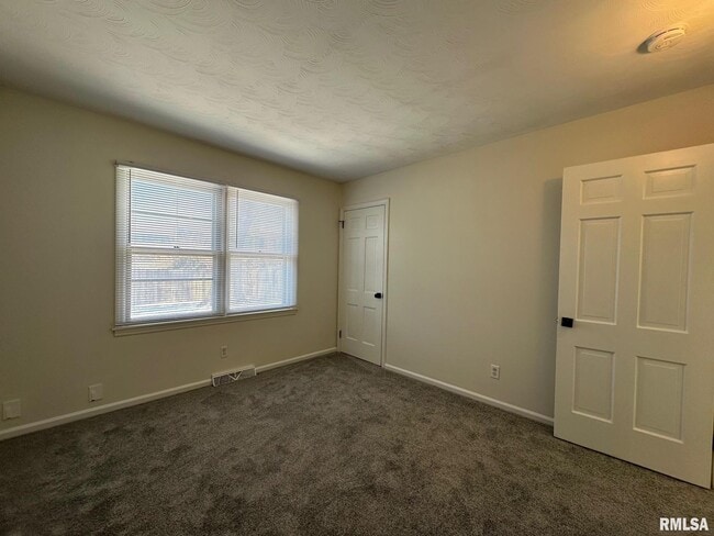 Building Photo - 2403 Lynnhaven Dr