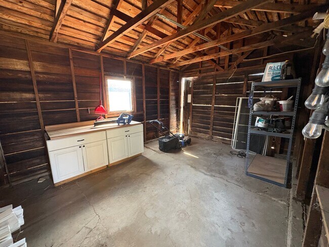 Building Photo - Beautiful 2 Story home Available coming soon!, pet friendly!