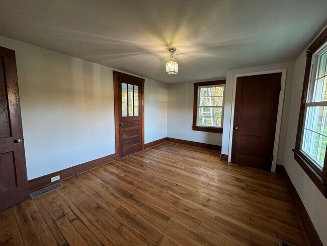 Building Photo - Cozy Country Charmer