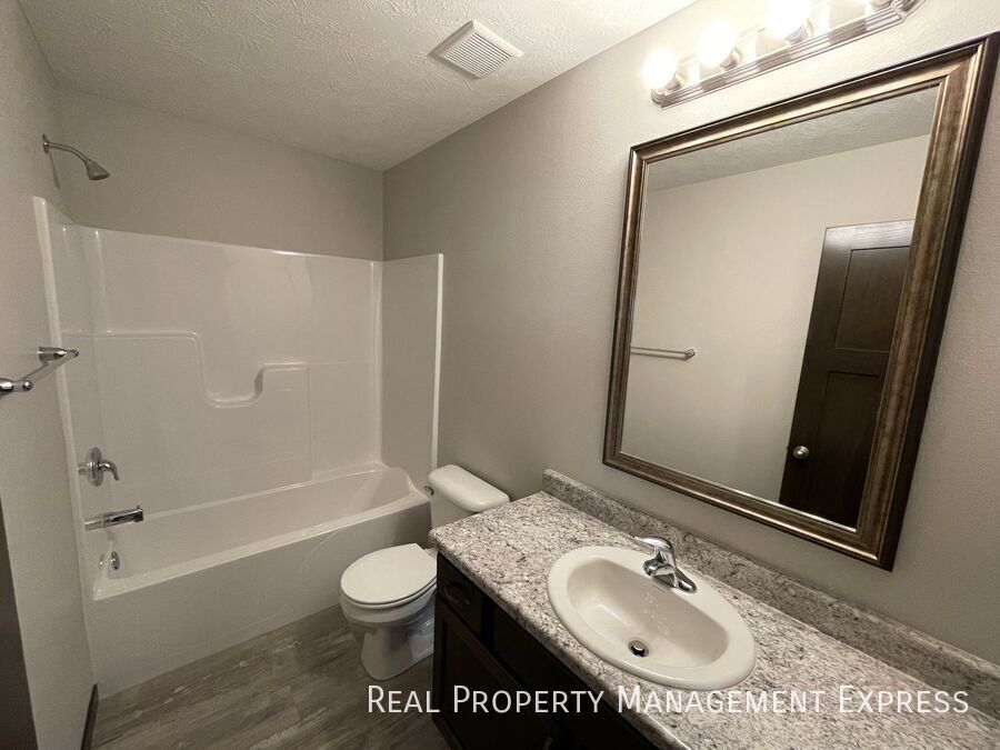 Building Photo - 3 Bed 2.5 Bath Townhome in West Sioux Falls