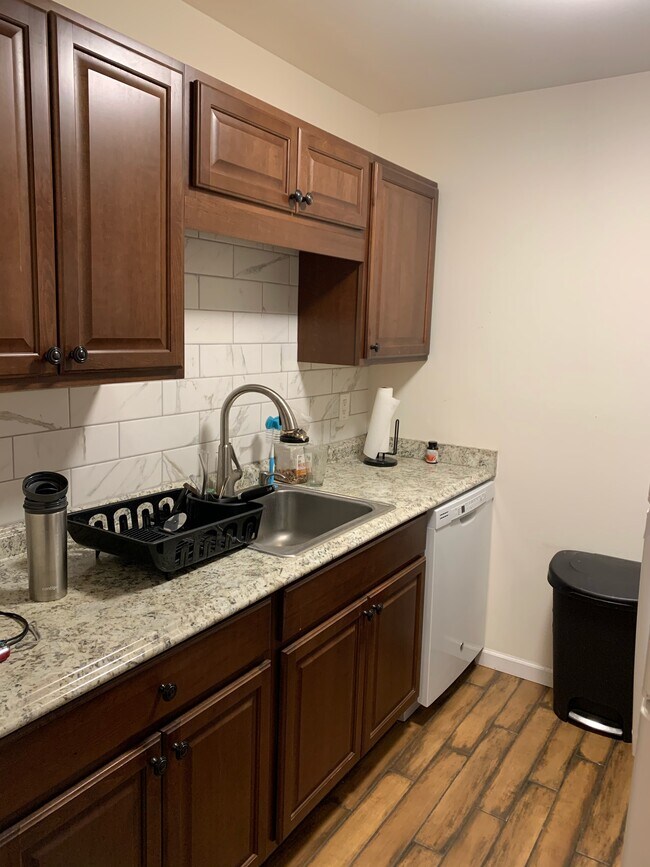 Building Photo - 525 Fairbrook St