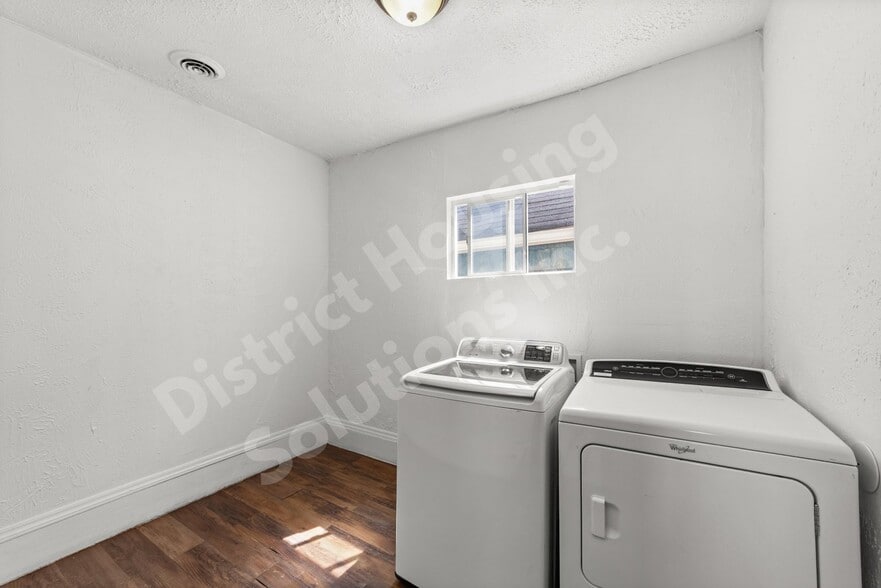 Building Photo - 8302 Sowinski Ave