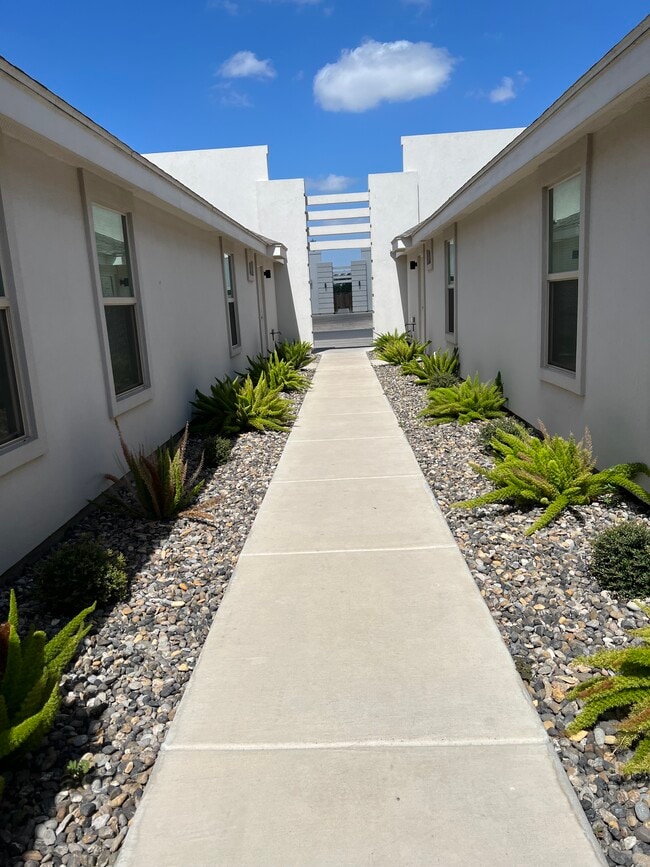 Building Photo - 1309 Alta Vista Dr